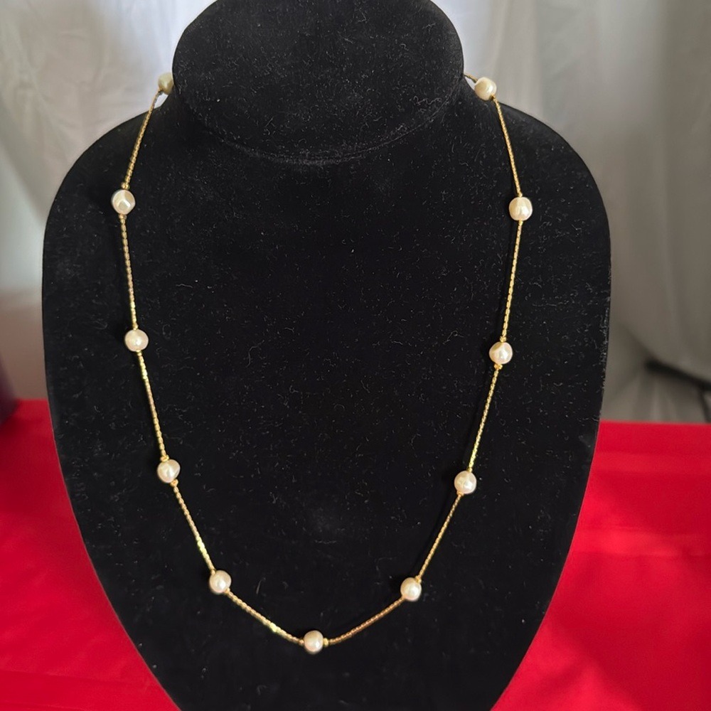 24” gold tone and faux pearl necklace vintage
